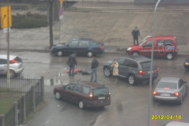 Jelgavā auto notirec cilvēku - 1