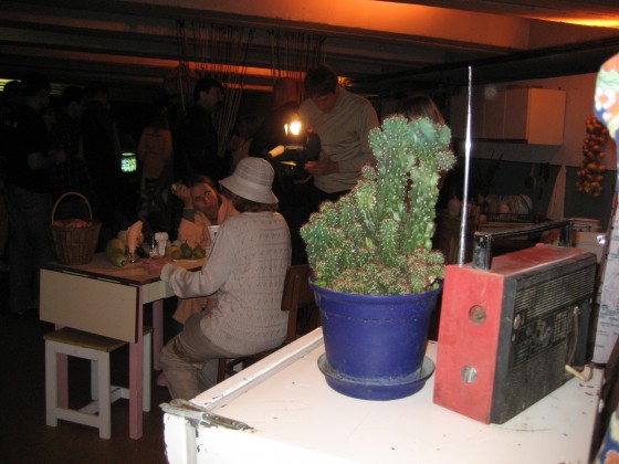 Stacijas tunelī virtuve ar rādžu un kaktusu