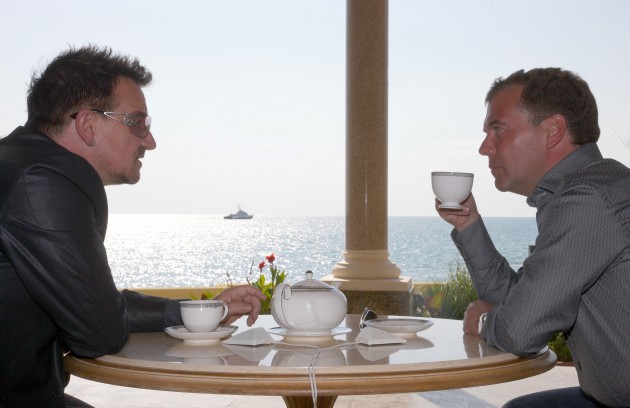 Medvedevs tiekas ar Bono