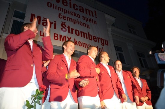 Tūkstošiem valmieriešu sveic divkārtējo olimpisko čempionu Māri Štrombergu - 18