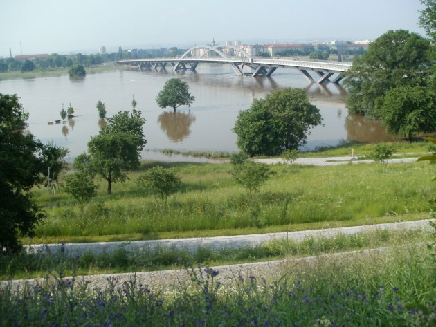 Jaunais tilts. Upe parasti iekļaujas zem centrālās arkas