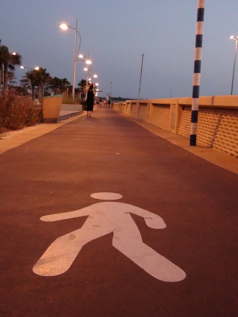. Пешеходная прогулочная дорожка вдоль всего пляжа, со специальным покрытием
