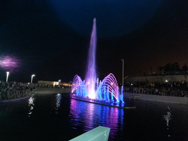 .Цветомузыкальный фонтан в парке