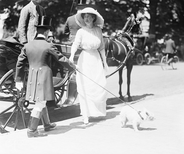 Mrs. Robert Goelet, Jr. having stepped from a carriage