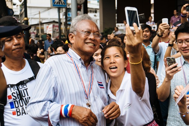 PDRC's leader Suthep Thaugsuban has a selfie taken with a protester