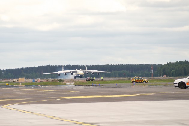 Rīgā nolaižas pasaulē lielākā lidmašīna An-225 Mriya - 44