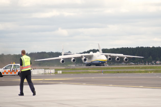 Rīgā nolaižas pasaulē lielākā lidmašīna An-225 Mriya - 45