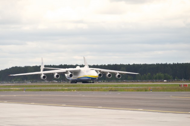 Rīgā nolaižas pasaulē lielākā lidmašīna An-225 Mriya - 46