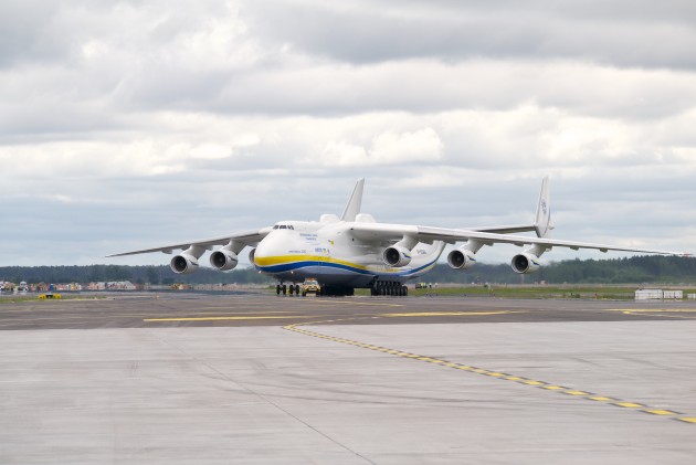Rīgā nolaižas pasaulē lielākā lidmašīna An-225 Mriya - 52