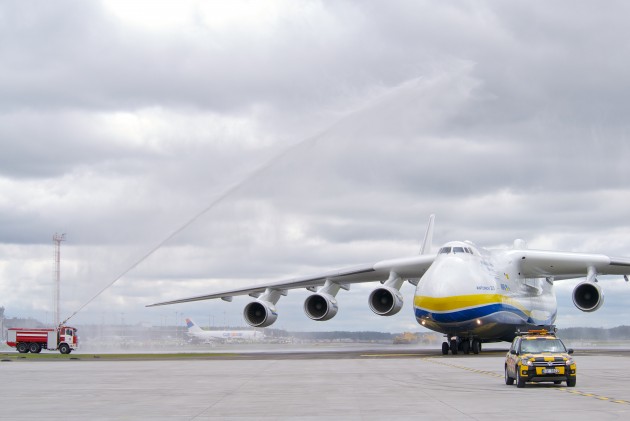 Rīgā nolaižas pasaulē lielākā lidmašīna An-225 Mriya - 60