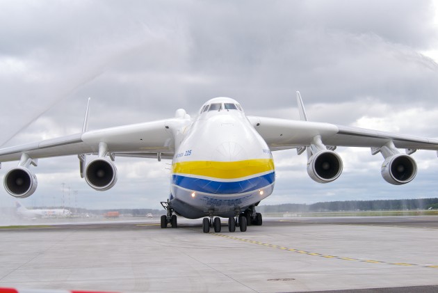 Rīgā nolaižas pasaulē lielākā lidmašīna An-225 Mriya - 61