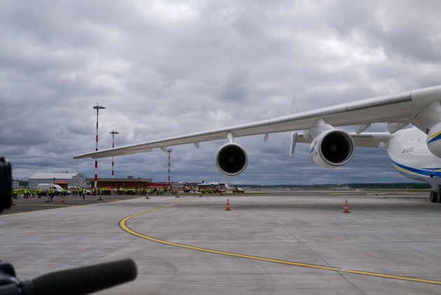 Rīgā nolaižas pasaulē lielākā lidmašīna An-225 Mriya - 73