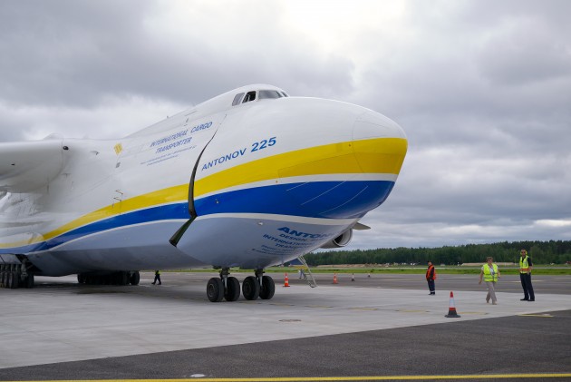 Rīgā nolaižas pasaulē lielākā lidmašīna An-225 Mriya - 74