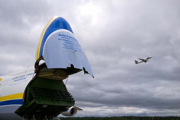 Rīgā nolaižas pasaulē lielākā lidmašīna An-225 Mriya - 77