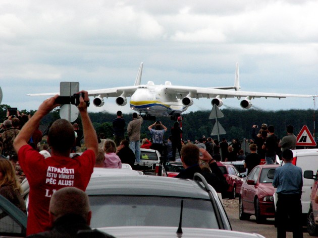 Cilvēki gaida pasaulē lielākās lidmašīnas nolaišanos Rīgā - 17