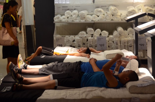 Ķīnieši guļ IKEA - 5
