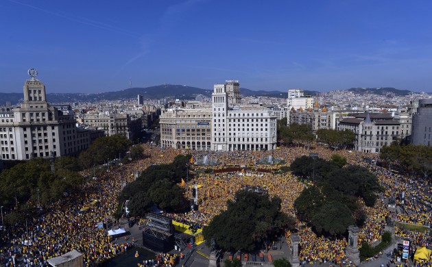 Foto: Desmitiem tūkstošu cilvēku Barselonā pieprasa Katalonijas neatkarību - 4
