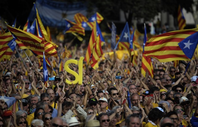 Foto: Desmitiem tūkstošu cilvēku Barselonā pieprasa Katalonijas neatkarību - 5