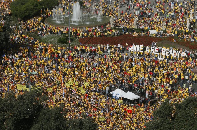 Foto: Desmitiem tūkstošu cilvēku Barselonā pieprasa Katalonijas neatkarību - 6