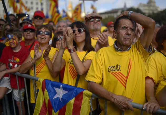 Foto: Desmitiem tūkstošu cilvēku Barselonā pieprasa Katalonijas neatkarību - 7
