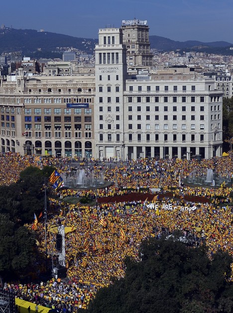 Foto: Desmitiem tūkstošu cilvēku Barselonā pieprasa Katalonijas neatkarību - 10