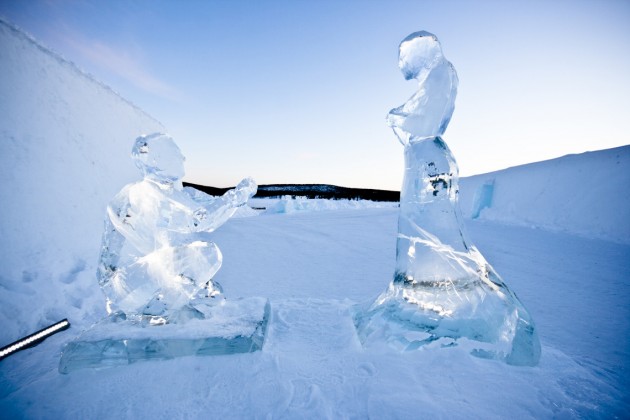Couple_in_ice_by_AnnaSofia_Mååg_-_Photo_Martin_Smedsén-1140x760