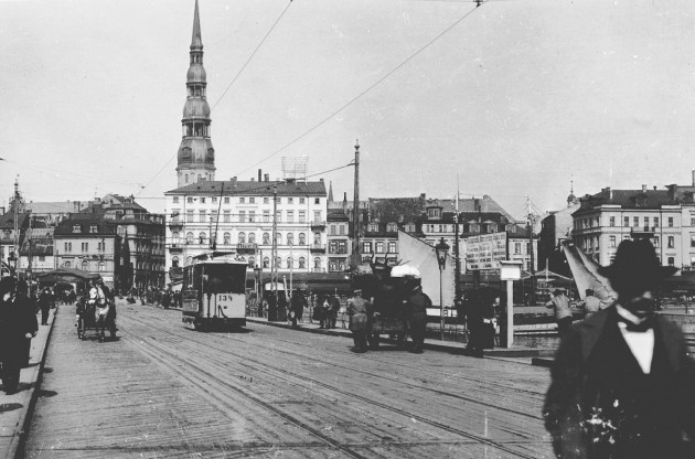 Tramvajs-uz-Pontonu-tilta-1905g-negativs