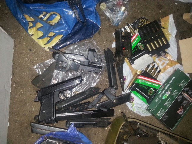 Policija atsavina nelegālo kaujas ieroču krājumus - 10