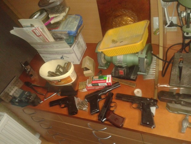 Policija atsavina nelegālo kaujas ieroču krājumus - 22