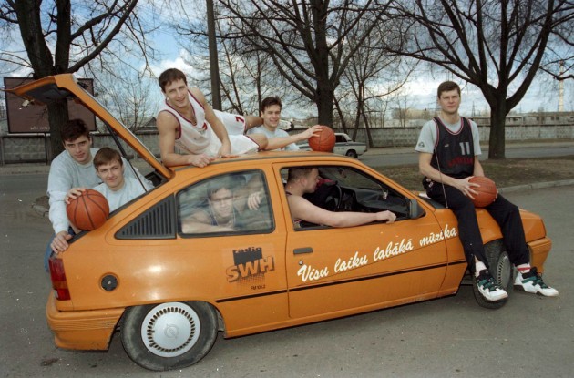 Bondars un Jānis Āzacis, Kristaps Purnis, Roberts Štelmahers, Edgars Šneps, Uvis Helmanis pirms 1997. gada Eiropas čempionāta basketbolā
