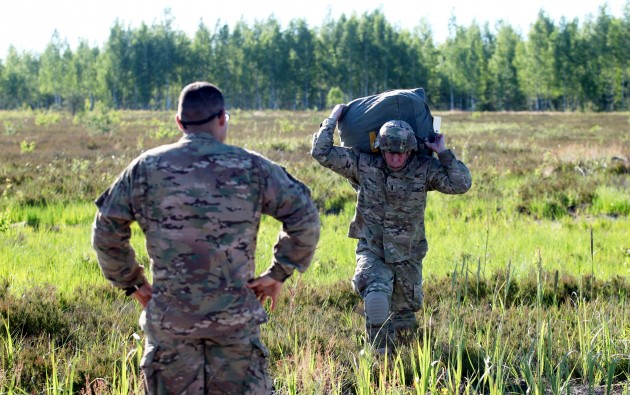 Ādažu poligonā notiek ASV karavīru izpletņlēkšanas treniņš - 67
