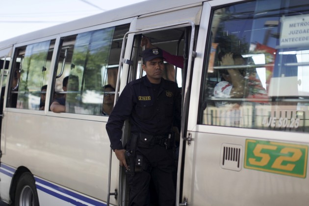 Karavīri apsargā autobusus Salvadorā - 4