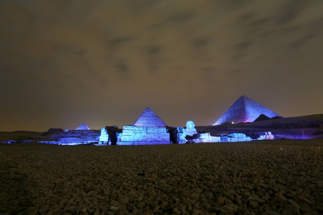 Ēģiptes piramīdas pārtop zilās krāsas toņos - 1