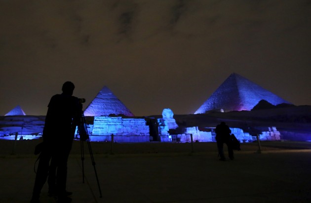 Ēģiptes piramīdas pārtop zilās krāsas toņos - 3