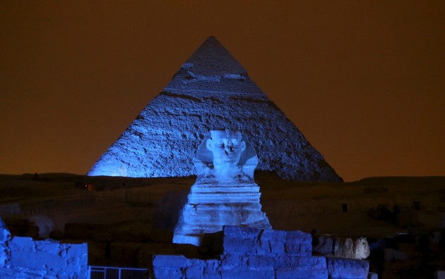 Ēģiptes piramīdas pārtop zilās krāsas toņos - 4