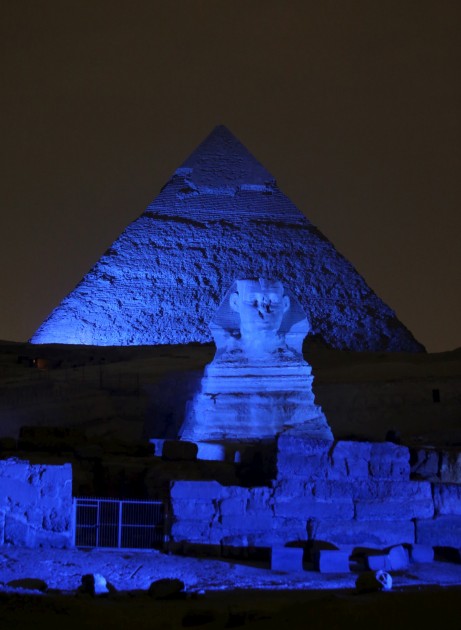 Ēģiptes piramīdas pārtop zilās krāsas toņos - 5