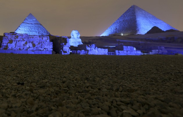 Ēģiptes piramīdas pārtop zilās krāsas toņos - 6