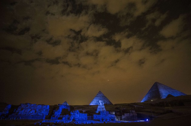 Ēģiptes piramīdas pārtop zilās krāsas toņos - 8