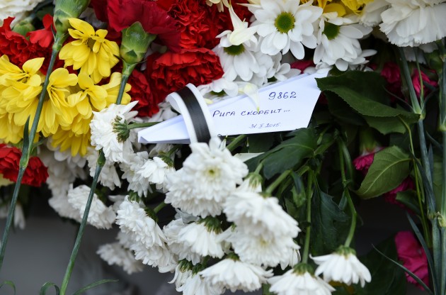 Ziedu un svecīšu nolikšana pie Krievijas vēstniecības aviokatastrofā Ēģiptē bojāgājušo piemiņai	 - 7