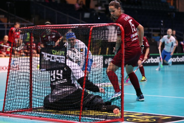 Latvija vs Čehija, pasaules čempionāts florbolā sievietēm Somijā, 05.12.2015 - 41