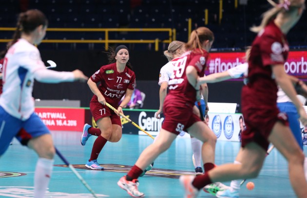 Latvija vs Čehija, pasaules čempionāts florbolā sievietēm Somijā, 05.12.2015 - 43
