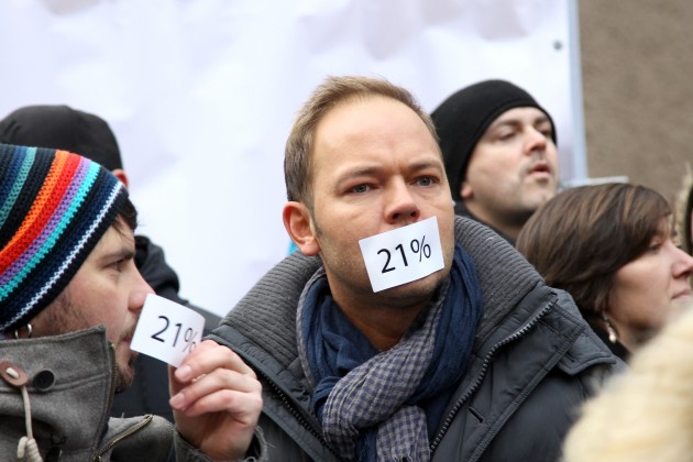 Mūziķi pie Saeimas protestēja pret plānoto 21% PVN kultūras un izklaides pasākumiem