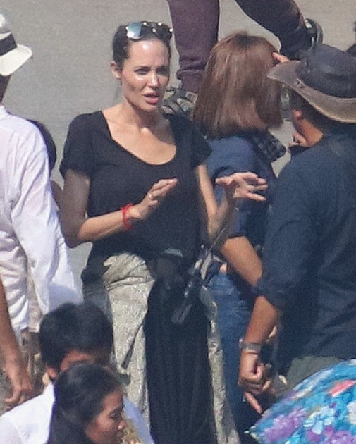 Дети Анджелины Джоли и Бреда Питта в Камбодже - 6