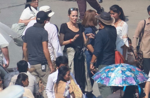 Дети Анджелины Джоли и Бреда Питта в Камбодже - 7