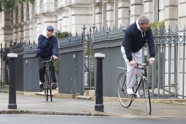 Гай Ричи и Рокко Ричи прокатились на велосипеде по Лондону - 4
