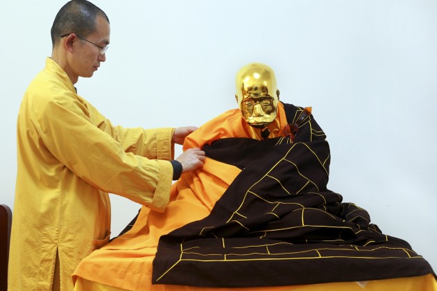 Budistu mūka apzeltīšana Ķīnā - 5