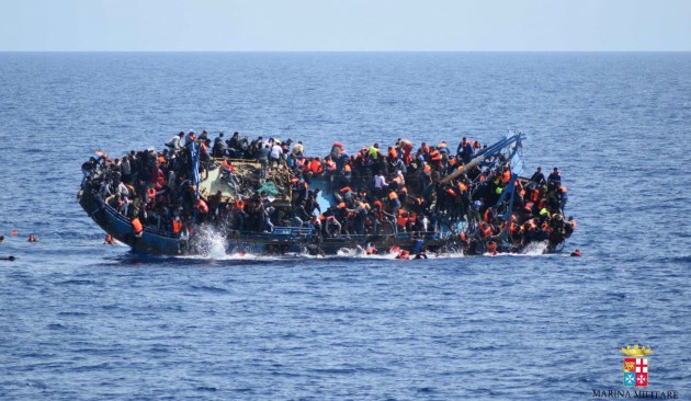 Pie Lībijas krastiem apgāžas migrantu laiva - 2