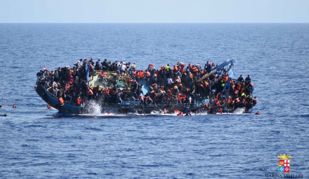 Pie Lībijas krastiem apgāžas migrantu laiva - 6
