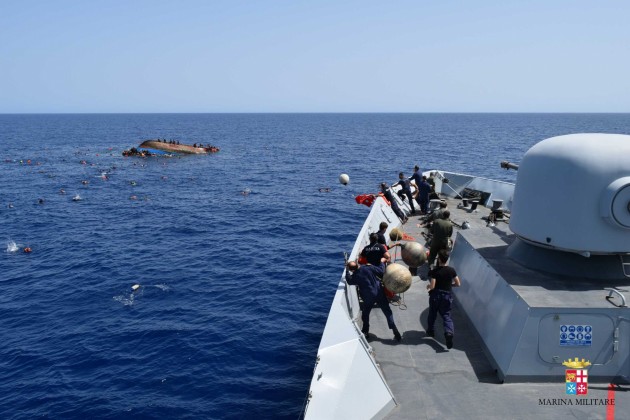 Pie Lībijas krastiem apgāžas migrantu laiva - 9
