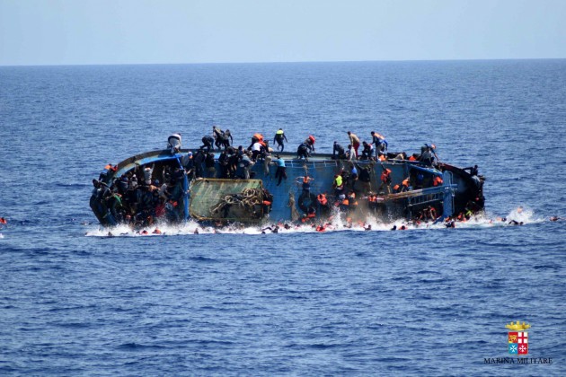 Pie Lībijas krastiem apgāžas migrantu laiva - 10